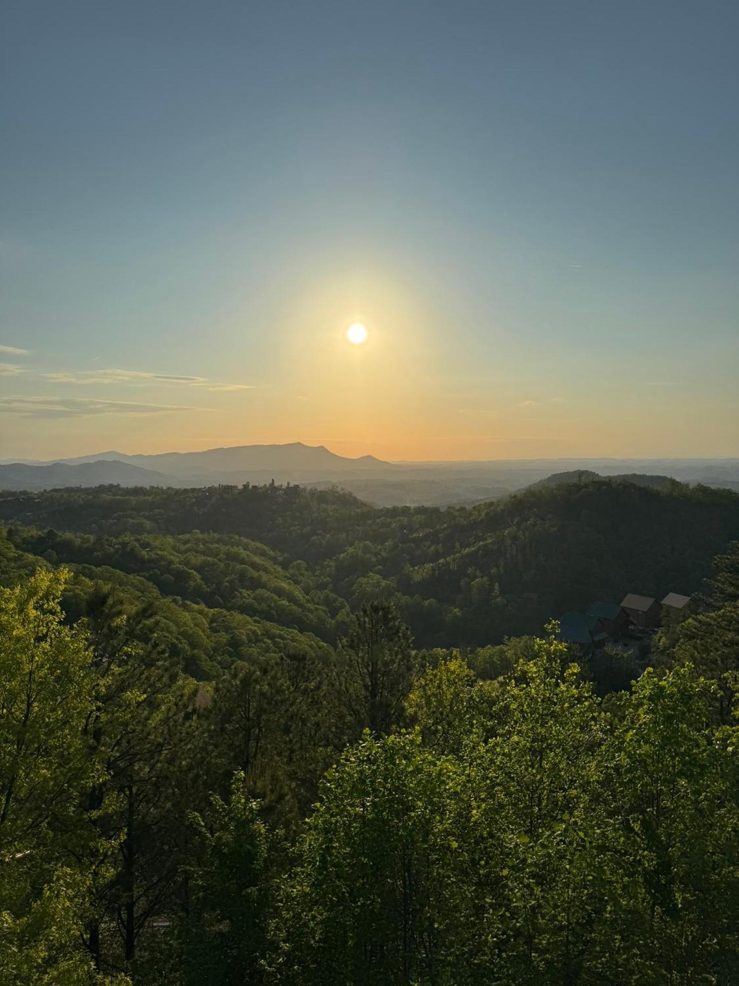 Mountain Vista Lodge: Luxury Cabin with Hot Tub and Scenic Views Sevierville Exterior photo